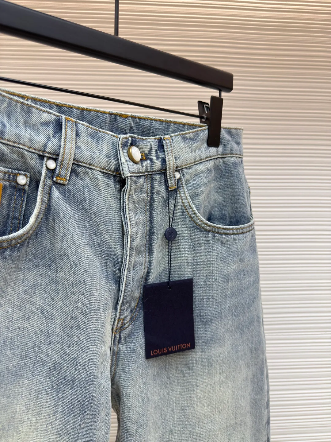 LOUIS VUITTON patch letter jeans ●Authentic product: 10800 purchase and development ●Item number: 1680027-B00 ●Fabric: denim fabric ●Technology: washed production ●Version: fitted version ●Weight: about 870 grams ●Size: 30-32-34-36 ●Description: Letters gold gold thread embroidered denim Brand presbyopia logo iconic pattern It has a strong street American style and is very chic. The whole piece is still the same loose version as always, which hides the flesh. The regular denim lapel design gives people a smart and generous look. Customized logo buttons and leather labels come with a full set of accessories. It is cool, stylish and fairy-like. It is also an absolute C-position piece and is highly recommended!  Very heavy work, exquisite details, special washing process, multiple washings can show the same perfect washing color effect as the original. The overall wiring is straight and delicate, the fabric is comfortable and soft, and the color is consistent without color difference. It can be matched with the same style to create a fashionable look and control various occasions. Customized accessories, complete with three standards, same style for men and women!